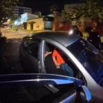 La pareja estaba estacionada a un lado de la calle cuando fue descubierta por agentes policiales y varias personas, quienes difundieron el video en redes sociales.